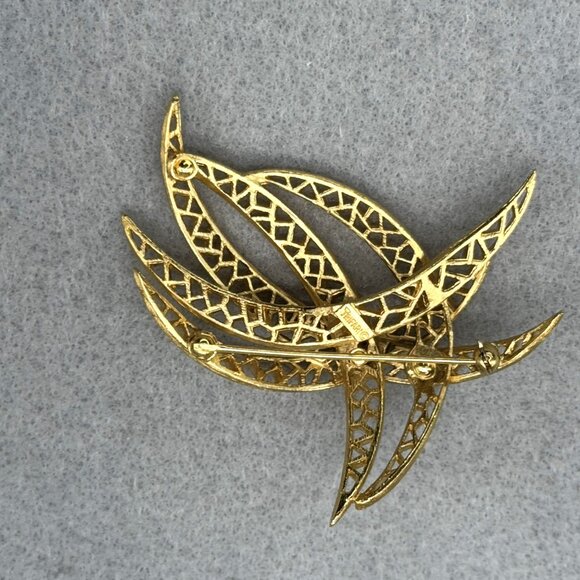 Vintage Crown Trifari Brooch Gold Tone Filigree Whimsical Atomic 3D Open Work - Picture 4 of 6